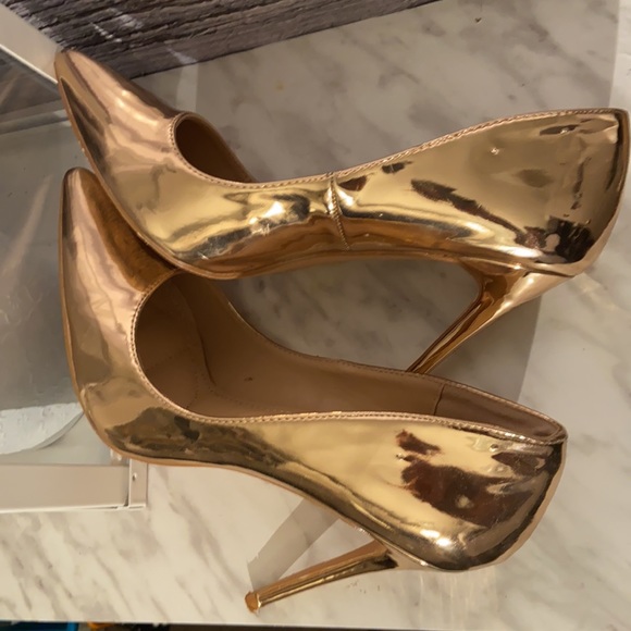 ✨ Gold Pumps ✨ - Picture 3 of 3